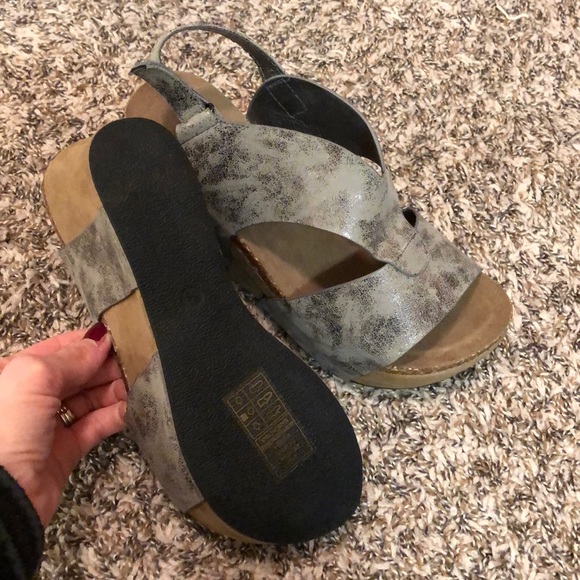 Cute wedge sandal. Original sticker on bottom! - Picture 2 of 3